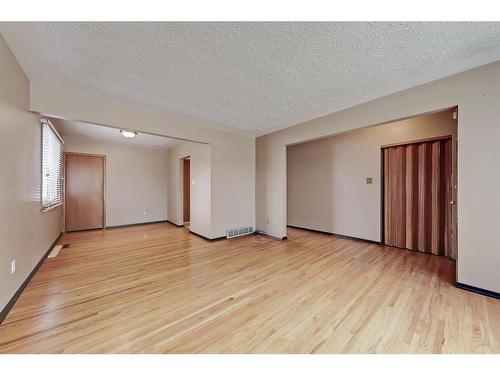 2629 And 2631 25 Avenue Sw, Calgary, AB - Indoor Photo Showing Other Room