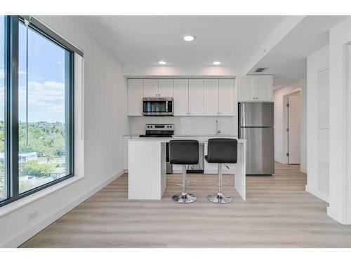 801-123 4 Street Ne, Calgary, AB - Indoor Photo Showing Kitchen With Stainless Steel Kitchen