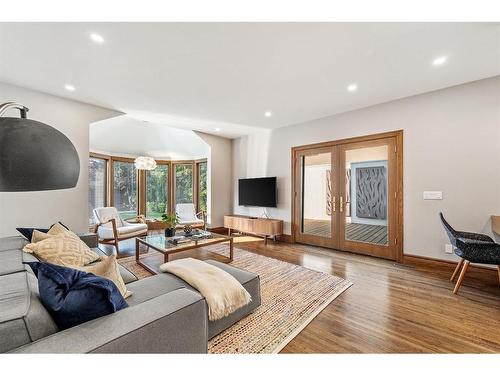 409 Roxboro Road Sw, Calgary, AB - Indoor Photo Showing Living Room