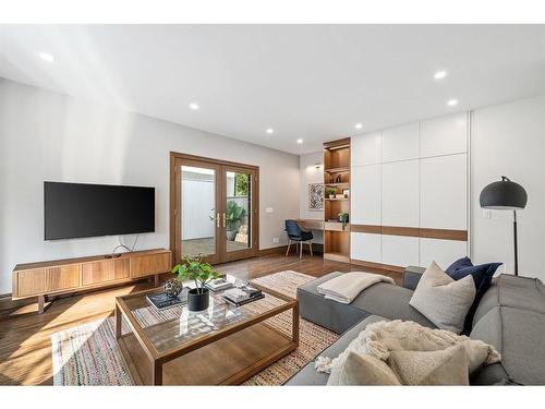 409 Roxboro Road Sw, Calgary, AB - Indoor Photo Showing Living Room