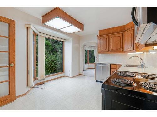 1956 Kelwood Drive Sw, Calgary, AB - Indoor Photo Showing Kitchen