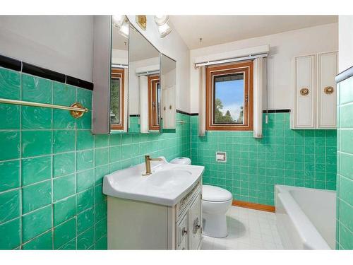 1956 Kelwood Drive Sw, Calgary, AB - Indoor Photo Showing Bathroom