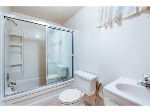 1956 Kelwood Drive Sw, Calgary, AB - Indoor Photo Showing Bathroom