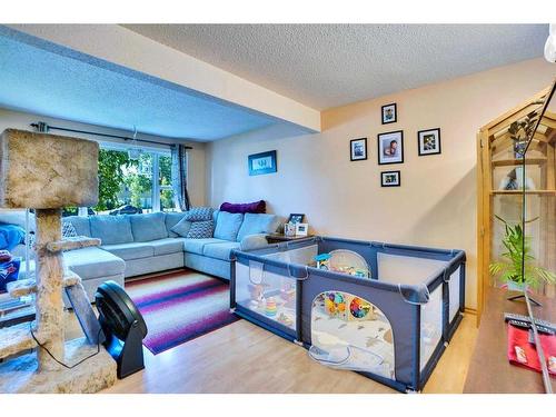 1-7524 Bowness Road Nw, Calgary, AB - Indoor Photo Showing Other Room