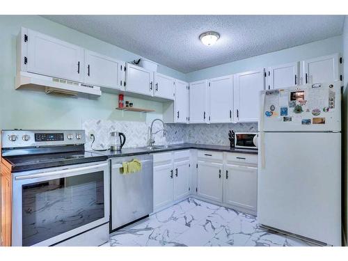 1-7524 Bowness Road Nw, Calgary, AB - Indoor Photo Showing Kitchen