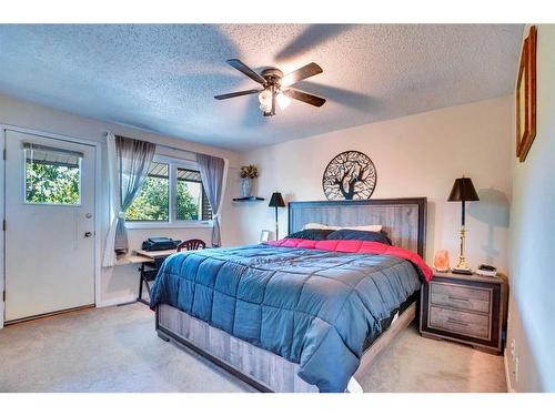 1-7524 Bowness Road Nw, Calgary, AB - Indoor Photo Showing Bedroom