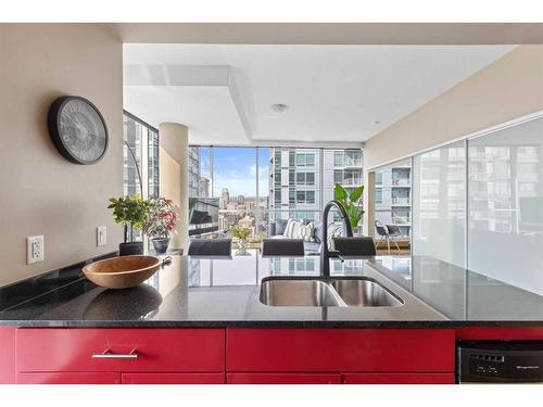 1708-135 13 Avenue Sw, Calgary, AB - Indoor Photo Showing Kitchen With Double Sink