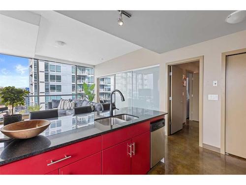 1708-135 13 Avenue Sw, Calgary, AB - Indoor Photo Showing Kitchen With Double Sink