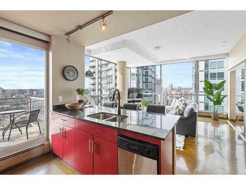 1708-135 13 Avenue Sw, Calgary, AB - Indoor Photo Showing Kitchen With Double Sink