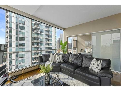 1708-135 13 Avenue Sw, Calgary, AB - Indoor Photo Showing Living Room