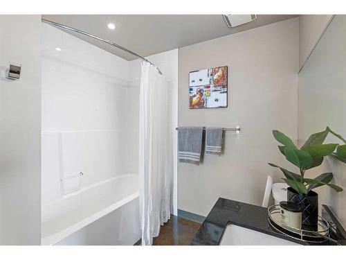 1708-135 13 Avenue Sw, Calgary, AB - Indoor Photo Showing Bathroom