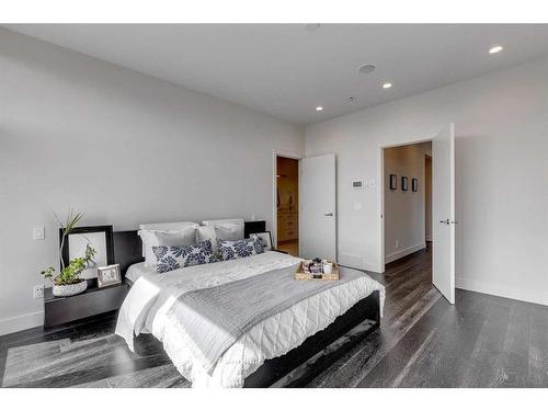 4012 17 Street Sw, Calgary, AB - Indoor Photo Showing Bedroom