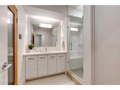 4012 17 Street Sw, Calgary, AB - Indoor Photo Showing Bathroom