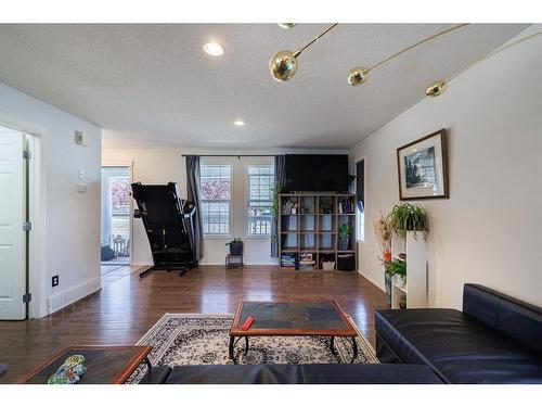 5 Country Village Gate Ne, Calgary, AB - Indoor Photo Showing Living Room