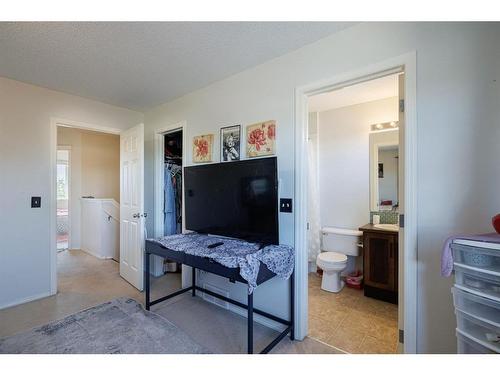 5 Country Village Gate Ne, Calgary, AB - Indoor Photo Showing Bedroom