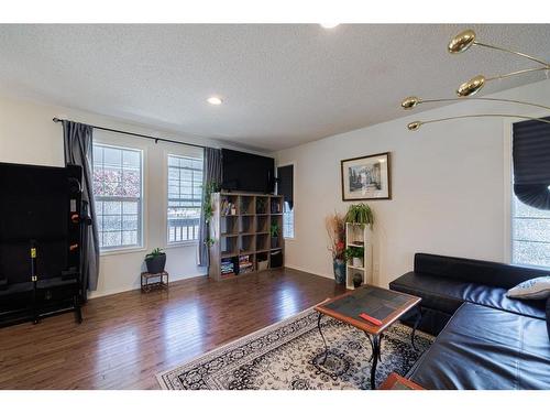 5 Country Village Gate Ne, Calgary, AB - Indoor Photo Showing Living Room