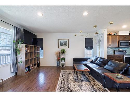 5 Country Village Gate Ne, Calgary, AB - Indoor Photo Showing Living Room