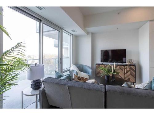 606-1020 9 Avenue Se, Calgary, AB - Indoor Photo Showing Living Room