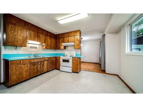 3715 Valdes Place Nw, Calgary, AB - Indoor Photo Showing Kitchen