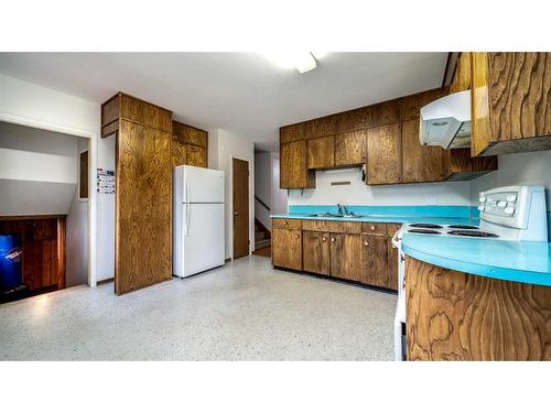 3715 Valdes Place Nw, Calgary, AB - Indoor Photo Showing Kitchen