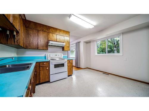 3715 Valdes Place Nw, Calgary, AB - Indoor Photo Showing Kitchen