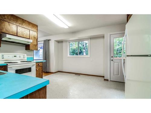 3715 Valdes Place Nw, Calgary, AB - Indoor Photo Showing Kitchen