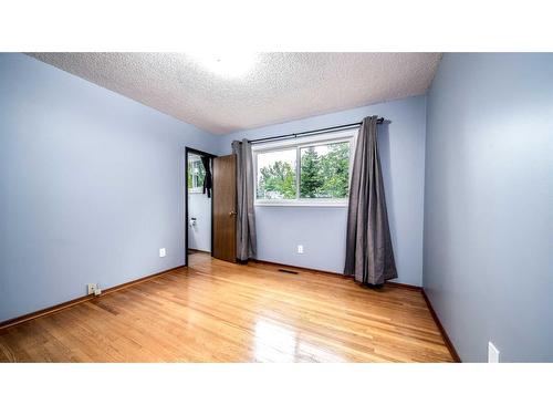 3715 Valdes Place Nw, Calgary, AB - Indoor Photo Showing Other Room