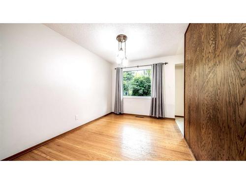 3715 Valdes Place Nw, Calgary, AB - Indoor Photo Showing Other Room