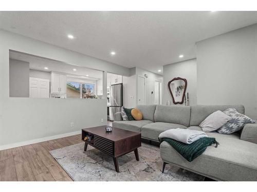 891 Pinecliff Drive Ne, Calgary, AB - Indoor Photo Showing Living Room