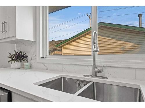 891 Pinecliff Drive Ne, Calgary, AB - Indoor Photo Showing Kitchen With Double Sink