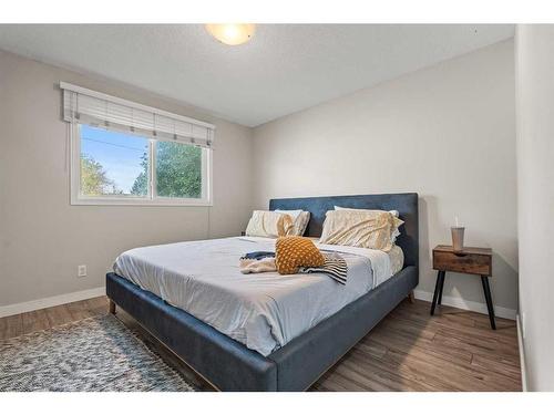 891 Pinecliff Drive Ne, Calgary, AB - Indoor Photo Showing Bedroom