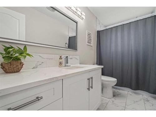 891 Pinecliff Drive Ne, Calgary, AB - Indoor Photo Showing Bathroom