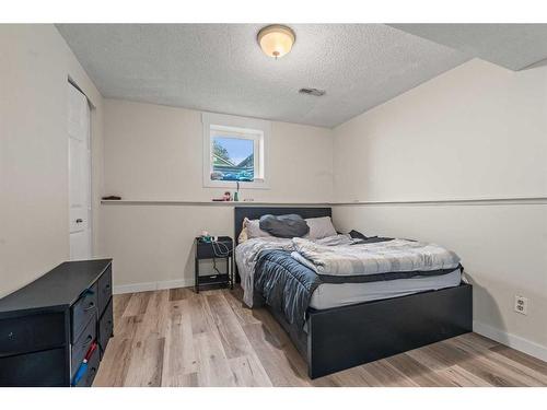 891 Pinecliff Drive Ne, Calgary, AB - Indoor Photo Showing Bedroom