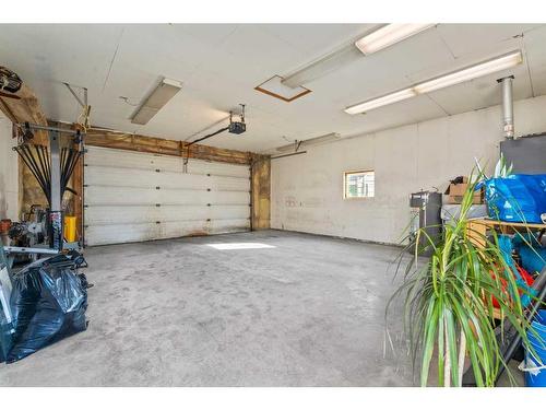 891 Pinecliff Drive Ne, Calgary, AB - Indoor Photo Showing Garage