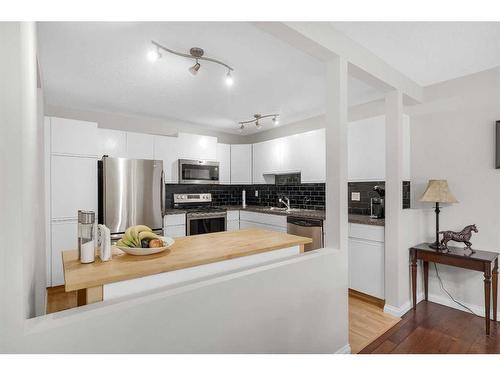 203 Edgedale Gardens Nw, Calgary, AB - Indoor Photo Showing Kitchen