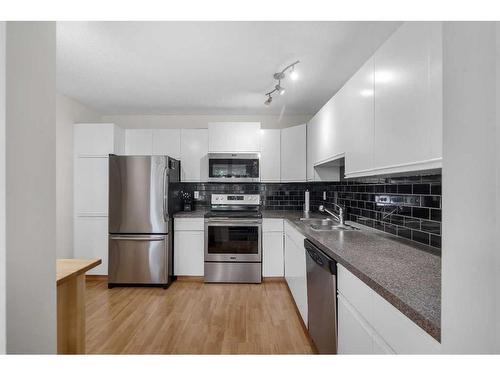 203 Edgedale Gardens Nw, Calgary, AB - Indoor Photo Showing Kitchen With Double Sink