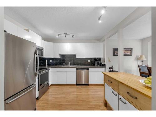 203 Edgedale Gardens Nw, Calgary, AB - Indoor Photo Showing Kitchen