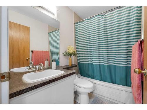 203 Edgedale Gardens Nw, Calgary, AB - Indoor Photo Showing Bathroom