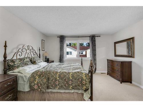 203 Edgedale Gardens Nw, Calgary, AB - Indoor Photo Showing Bedroom