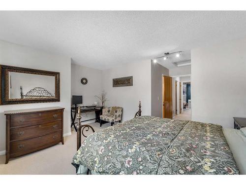 203 Edgedale Gardens Nw, Calgary, AB - Indoor Photo Showing Bedroom