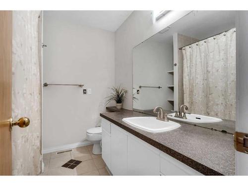 203 Edgedale Gardens Nw, Calgary, AB - Indoor Photo Showing Bathroom