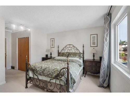 203 Edgedale Gardens Nw, Calgary, AB - Indoor Photo Showing Bedroom