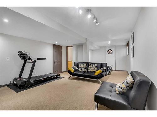 203 Edgedale Gardens Nw, Calgary, AB - Indoor Photo Showing Gym Room