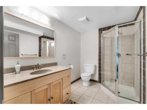 203 Edgedale Gardens Nw, Calgary, AB - Indoor Photo Showing Bathroom