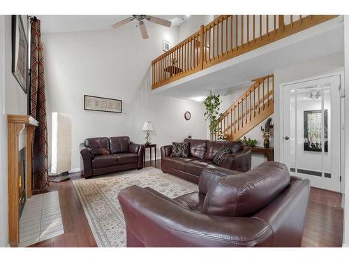 203 Edgedale Gardens Nw, Calgary, AB - Indoor Photo Showing Living Room