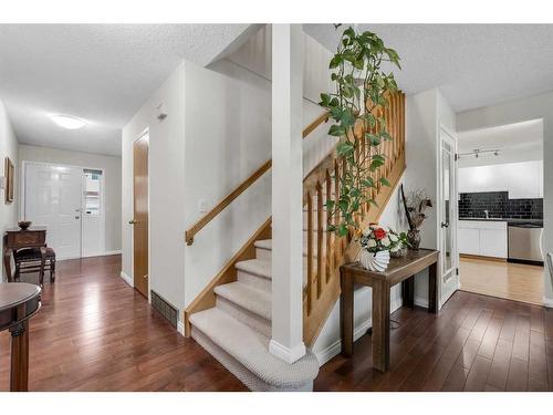 203 Edgedale Gardens Nw, Calgary, AB - Indoor Photo Showing Other Room