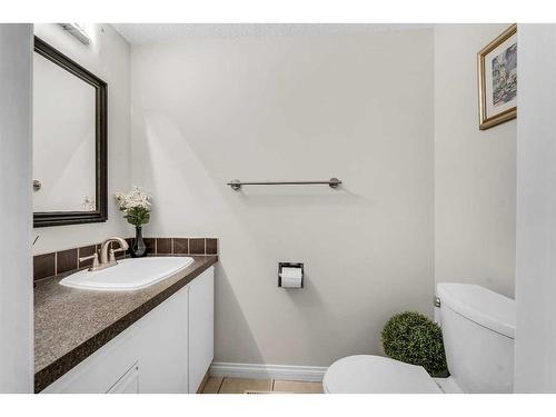 203 Edgedale Gardens Nw, Calgary, AB - Indoor Photo Showing Bathroom