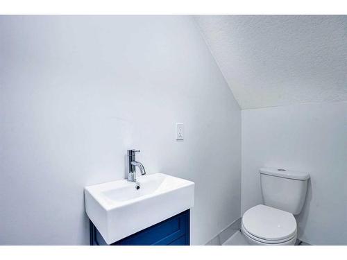 7994 Laguna Way Ne, Calgary, AB - Indoor Photo Showing Bathroom