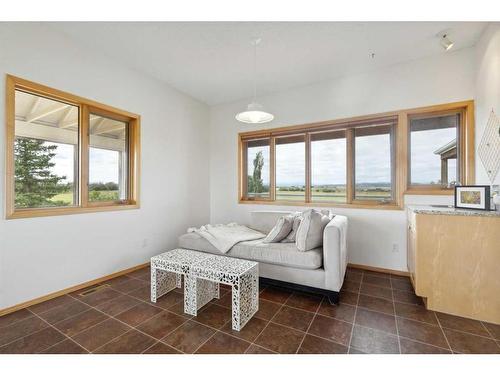 386109 128 Street West, Rural Foothills County, AB - Indoor Photo Showing Living Room