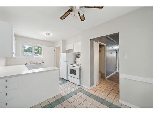 2407 37 Street Se, Calgary, AB - Indoor Photo Showing Kitchen